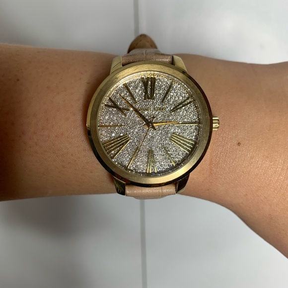 Michael Kors watch with pink band - Picture 1 of 4